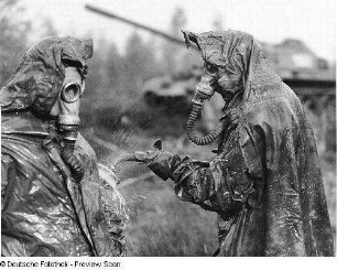 Deutschland . Nationale Volksarmee - Landstreitkräfte. Soldaten in Schutzbekleidung bei der gegenseitigen Dekontaminierung