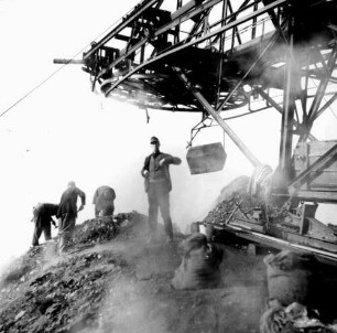 VEB Steinkohlenwerk "Willi Agatz" Freital, Paul-Berndt-Grube. Gruppe Kohlenklauber auf der Halde an der Abraum-Abwurfstelle des Gehängeförderers : Freital-Döhlen. VEB Steinkohlenwerk "Willi Agatz" Freital, Paul-Berndt-Grube. Gruppe Kohlenklauber auf der Halde an der Abraum-Abwurfstelle des Gehängeförderers