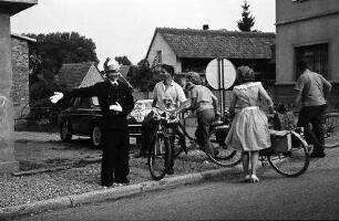 Seltz: ausgestopfter Feuerwerhrmann, mit Gruppe Radfahrern