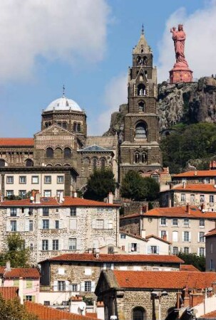 Frankreich. Auvergne. Haute Loire. Le Puy en Velay. Cathedrale Notre Dame und Rocher Corneille mit Notre Dame de France Statue. UNESCO Weltkulturerbe