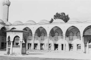 Reisefotos Türkei. Istanbul. Hagia Sophia (532-537; Anthemios von Tralleis). Teilansicht aus dem Hof mit Moscheebrunnen