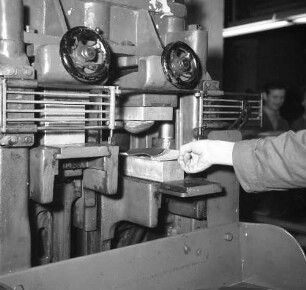 Roßwein. VEB Terra-Schuhfabrik. Produktionsablauf. Maschine zum Formen des Leders. Arbeiter beim Vorführen