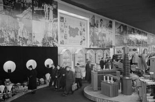 Messebesucher beim Betrachten von technischen Anlagen und Transformatoren in der Ausstellungshalle Bulgariens