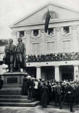 Ansprache des Reichspräsidenten Ebert auf dem Balkon des Nationaltheaters in Weimar nach seiner Vereidigung