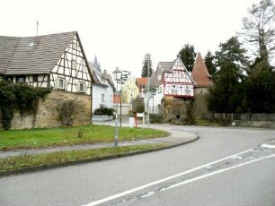 Stadtbefestigung - Süden - Stadtmauer im Südosten mit Hexenturm und Wachthaus über Feldseite sowie im Verlauf nach Westen