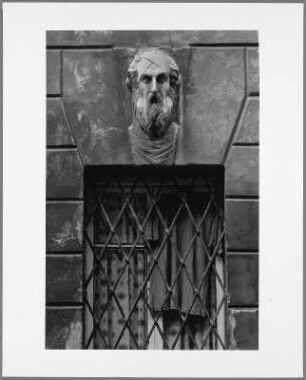 Fassadendetail, Fenster mit Kopf, Verona