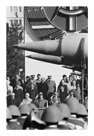 Militärparade zum 1. Mai vor der Tribüne der Parteiführung, Karl-Marx-Allee, Berlin Mitte