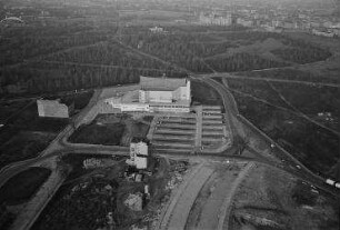 Luftaufnahme, Blick von Süden auf das Kulturforum mit der Philharmonie. Berlin-Tiergarten, Herbert-von-Karajan-Straße