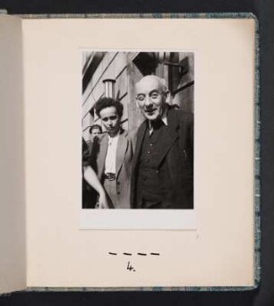 Albumseite mit Abb. 6: , Frl. Kernecker und Victor Klemperer : Unserem Ordinarius Herrn Prof. Dr. Viktor Klemperer zu seinem 70. Geburtstag in Liebe und Verehrung. Das Romanische Seminar der Unviversität Halle. Halle, den 9. Oktober 1951