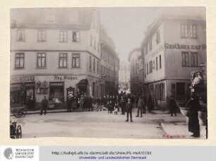 Marktstrasse. Rechts das Gasthaus zur Sonne mit Schiller-Gedenktafel. Abbruch des Häuserblocks 1901. Es entstand der Schillerplatz (103).