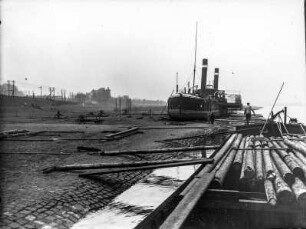 Seitenrad-Schleppdampfer "Litomerice" : Dresden-Kemnitz. Der gestrandete Seitenrad-Schleppdampfer "Litomerice" auf dem Land