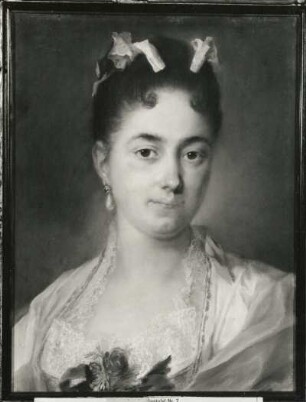 Dame mit rosa Bändchen im Haar : Dame mit rosa Bändchen im Haar. Pastellkreide auf Papier; 46 x 35 cm (vor 1757; R. Carriera). Dresden: Gemäldegalerie Alte Meister P 97