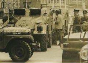 Amerikaner versperren sowjetischen Panzern die Durchfahrt an der Übergangsstelle Checkpoint Charlie in Westberlin