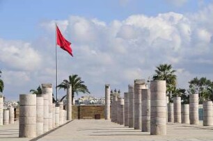 Gedenkstätte in Rabat : Die Staatsfahne weht vor dem Mausoleum für König Mohammed V. in Rabat, aufgenommen am 06.11.2008