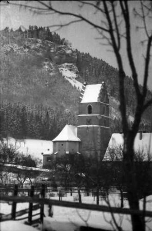 Egesheim/Heuberg: Kirche mit Felsblock