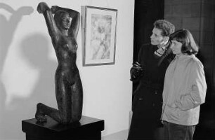 Blick in die Ausstellungsräume des Bildermuseums im Gebäude des ehemaligen Reichsgerichtes in Leipzig, Besucher betrachten eine Plastik