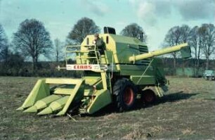 Fotografie: Erntetechnik, Mähdrusch, Mähdrescher selbstfahrend, Körnermais, Maispflückvorsatz