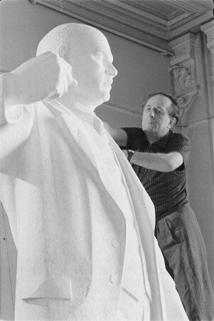 Der Bildhauer Walter Arold bei der Arbeit am Originalmodell für das Thälmanndenkmal in Weimar