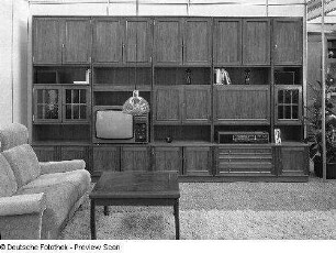 Ausstellungskoje mit Wohnzimmermöbeln des VEB Möbelkombinat Dresden-Hellerau