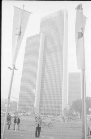 Frankfurt: Hochhaus in der Friedrich-Ebert-Anlage, von der Messe aus