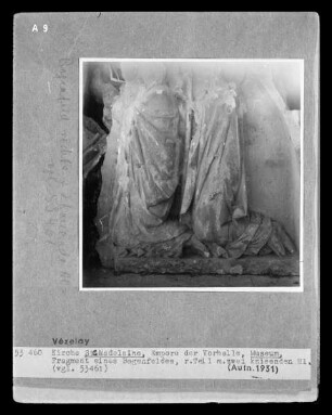 Fragment eines Bogenfeldes: Knienden Heiligen