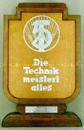 Tischzier mit Symbol zum Ersten Fünfjahrplan der DDR