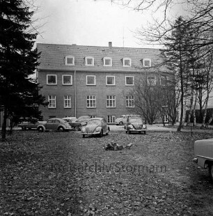 Bolande: heilpädagogisches Kinderheim "Sonnenschein" nach Umbau: Außenansicht, Rückfront: parkende Autos, Bäume
