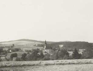 Hainewalde, Ortsansicht mit Dorfkirche. Blick nach Westnordwest gegen Lindeberg und Forstenberg