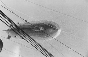 Reisefotos Brasilien. Luftschiff "Graf Zeppelin" (LZ 127) über dem Passagierschiff Monte Rosa