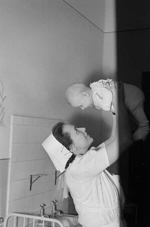 Reportage aus dem jüdischen Krankenhaus : Krankenschwester mit einem Kleinkind