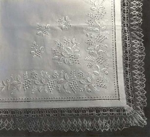 Teil einer Haube aus Turnow : Bildende Volkskunst - Flachsfaser. Ecke einer "lapa", eines bestickten Seidenstückes für den Teller der Haube, mit weißer Stickerei