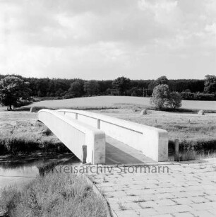 Trave: Spannbetonbrücke für Fußgänger und Viehtrieb: hinten Wiesen: im Hintergrund Kneeden