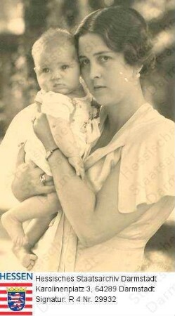 Cäcilie Erbgroßherzogin v. Hessen und bei Rhein geb. Prinzessin v. Griechenland (1911-1937) / Porträt mit Sohn Prinz Alexander (1933-1937) / stehendes Halbfigur, das Baby auf dem Arm haltend