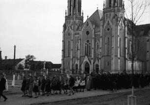 Vinga: Prozession, Hintergrund Kirche
