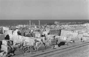 Sabratha am Meer : Blick über die Ruinen der Stadt Sabratha auf das Meer