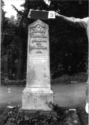 Grabstein 3 (Index: 99792876) Material: Marmor Zustand: sehr gut Maße HxBxT: 136x32x10 cm Beschreibung: Stele, Sockel profiliert, Abschluß giebelartig, Schriftfeld eingetieft, Abschluß Sonderform Symbolik: sechszackiger Stern: Grabstein 3