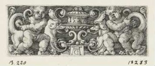 Ornament mit zwei Knaben auf Fabelwesen