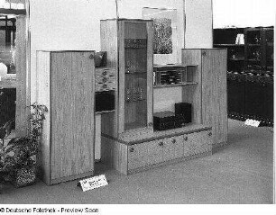 Anbauwand (Modell 5048) : Ausstellungskoje des VEB Möbelkombinat Dresden-Hellerau mit Anbauwand (Modell 5048)