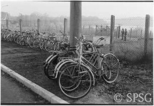 Abgestellte Fahrräder und Grenzposten an Glienicker Brücke