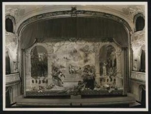 Neues Stadttheater, Salzburg: Ansicht Bühne (Vorhang Dekor)