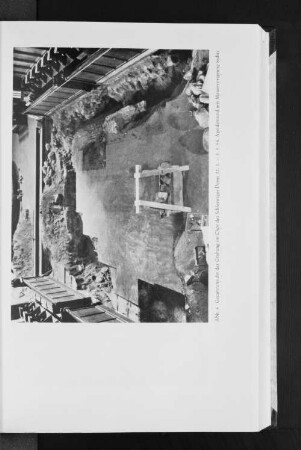 Abb. 4: Gesamtansicht der Grabung im Chor des Schleswiger Doms 22.2 - 3.3.54- Apsidenrund mit Mauervorsprung rechts
