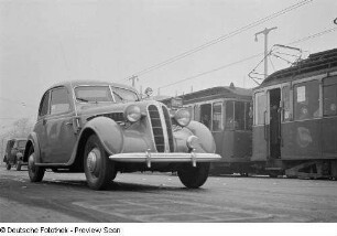 BMW 501 an der Kreuzung am Karl-Marx-Platz (heute: Augustusplatz)