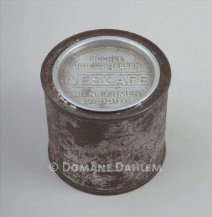 Dose "Nescafè" mit getrockneten Kräutern