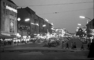 Berlin: Kurfürstendamm bei Nacht; von der Gedächtniskirche