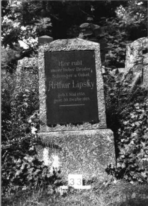 Grabstein 33 (Index: 100085155) Maße HxBxT: 120x60x30 cm Beschreibung: rechteckige Stele, Sockel, Schriftplatte: Grabstein 33