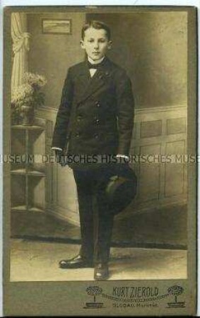 Jugendlicher im schwarzen Anzug mit Hut in der Hand, Carte de Visite