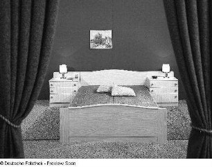 Doppelbett mit Nachtschränken