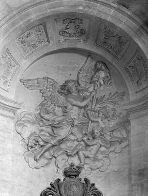 Genien mit Helm und Schwert