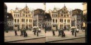 Passanten am Alten Markt mit Blick zur Börse, Magdeburg