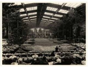 Ausstellungsgarten Deutsche Gartenbau-Ausstellung 1933, Berlin: Innenansicht Ausstellungshalle, Besucher im Frühlingsgarten, im Hintergrund der Exotische Wassergarten